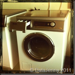 Kl: 11:00 Lägger i tvätt i maskinen.
