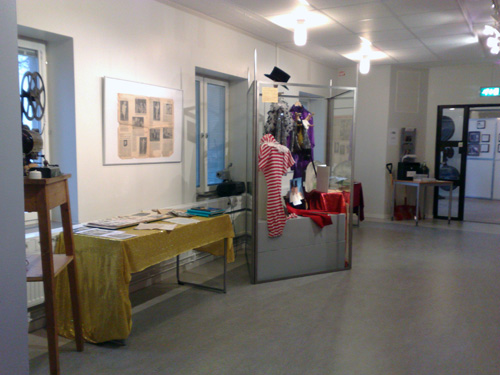 Utställningen om LudvikaRevyn, lite kläder och bilder.