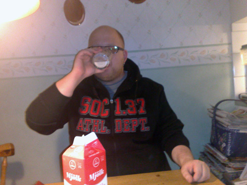 Kl: 19:00  Är hos svärföräldrarna och Magnus dricker mjölk och äter smörgås.