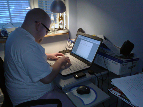Kl: 14:00 - Magnus sitter och skriver en vetenskaplig rapport om IT-utvecklingen.