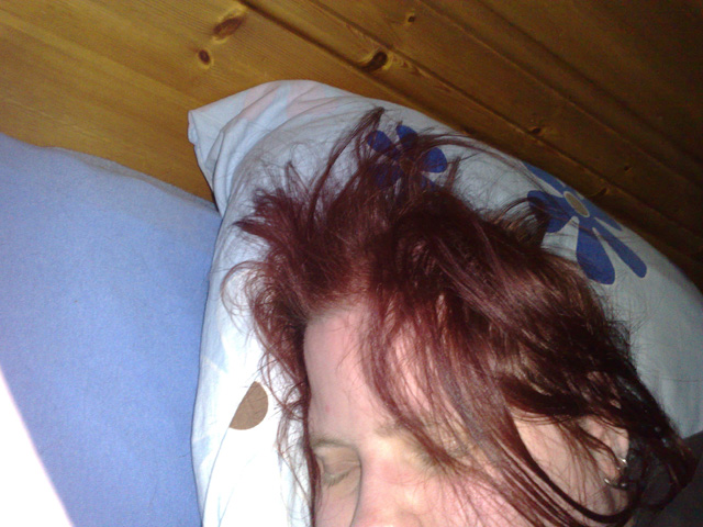 Kl: 14:45 Jag ligger fortfarande i sängen, men illamående och skakningar.
